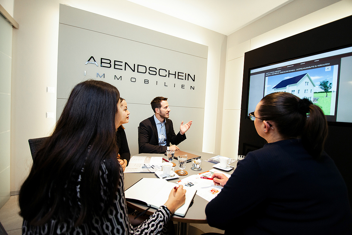 Besprechung im Meetingraum von A1 Abendschein Immobilien